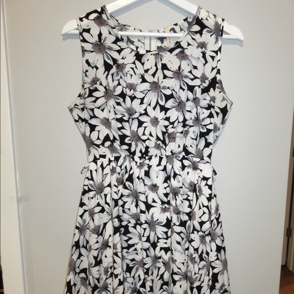 My Beloved Dress Daisy Sleeveless Floral Black White Zipper Back Swing Mini Tank - Picture 2 of 10
